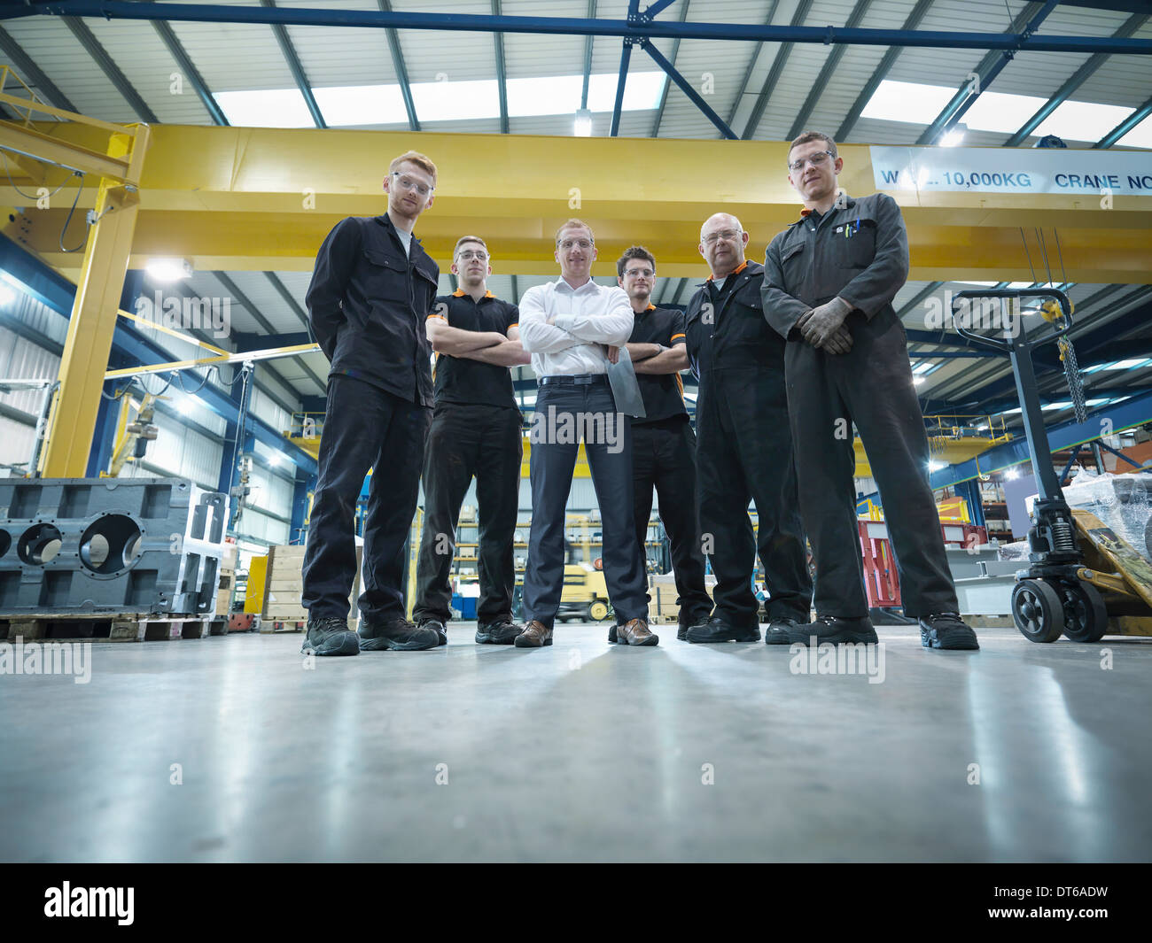 Gruppe von Ingenieuren und Auszubildenden im technischen Fabrik, Porträt Stockfoto