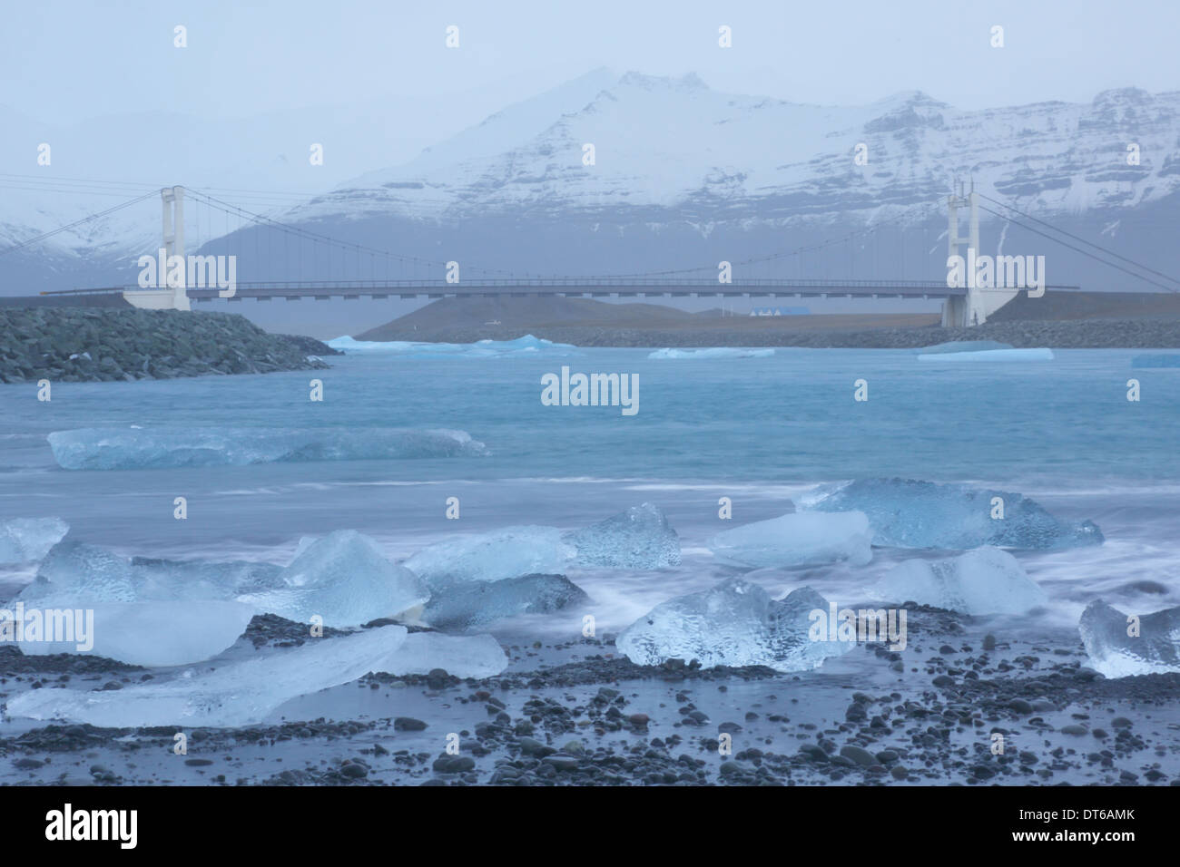 Blick auf die Brücke über Route 1 vom Strand an Gletscherlagune Islands Stockfoto