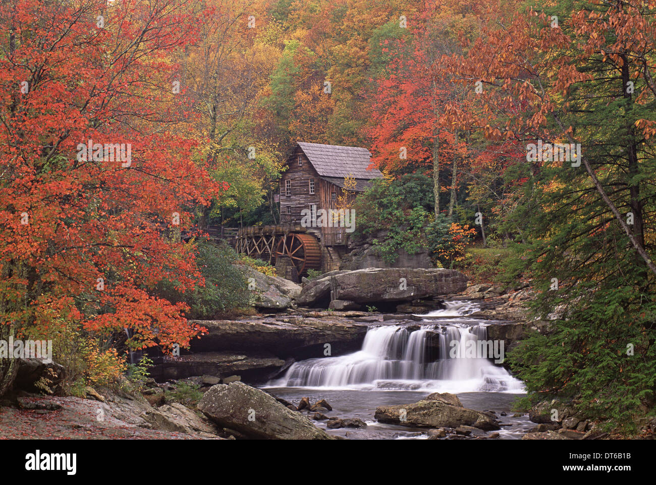 Eine historische Schrot Mühlengebäude an den Ufern des Glade Creek in West Virginia. Stockfoto