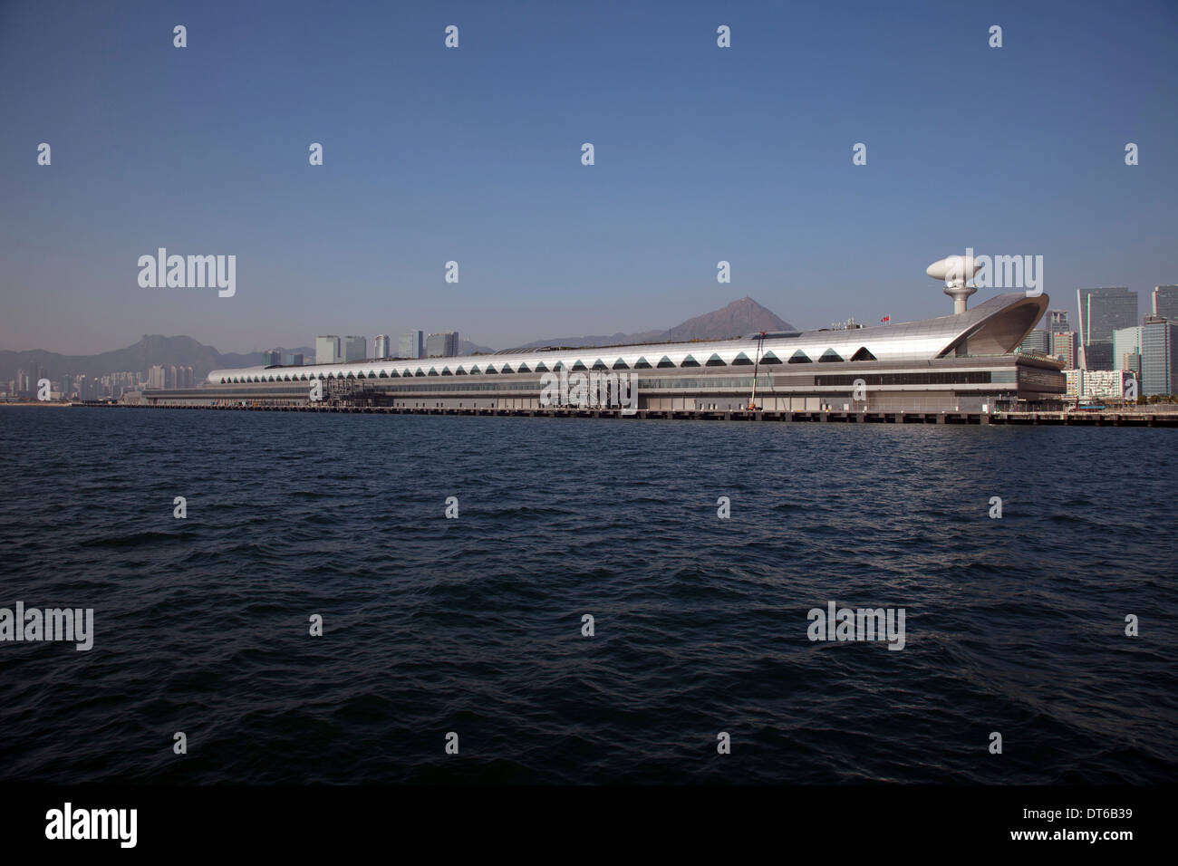 Kai Tak Cruise Terminal, Kowloon, Hong Kong. Architekt: Foster + Partners, 2014. Blick auf den Kai Tak Ferry Terminal. Stockfoto