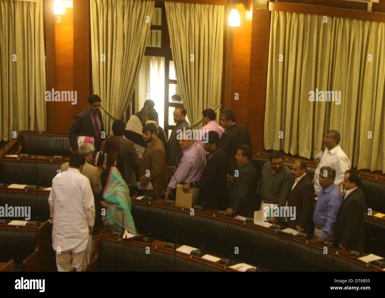 Muttehida Qaumi Bewegung Mitglieder des Landtages sind Boykott und gehen Sie von der Versammlung als Protest gegen die Inhaftierung von MQM Arbeiter Fahad Aziz und Polizei Folter auf Fahad, Sindh Versammlung am Montag, 10. Februar 2014. Stockfoto