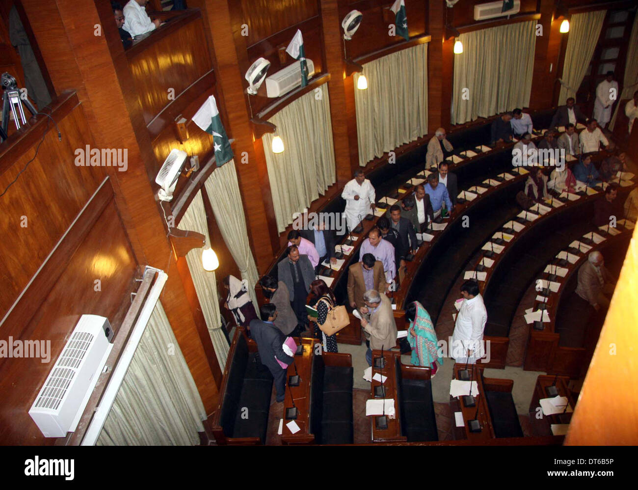 Muttehida Qaumi Bewegung Mitglieder des Landtages sind Boykott und gehen Sie von der Versammlung als Protest gegen die Inhaftierung von MQM Arbeiter Fahad Aziz und Polizei Folter auf Fahad, Sindh Versammlung am Montag, 10. Februar 2014. Stockfoto