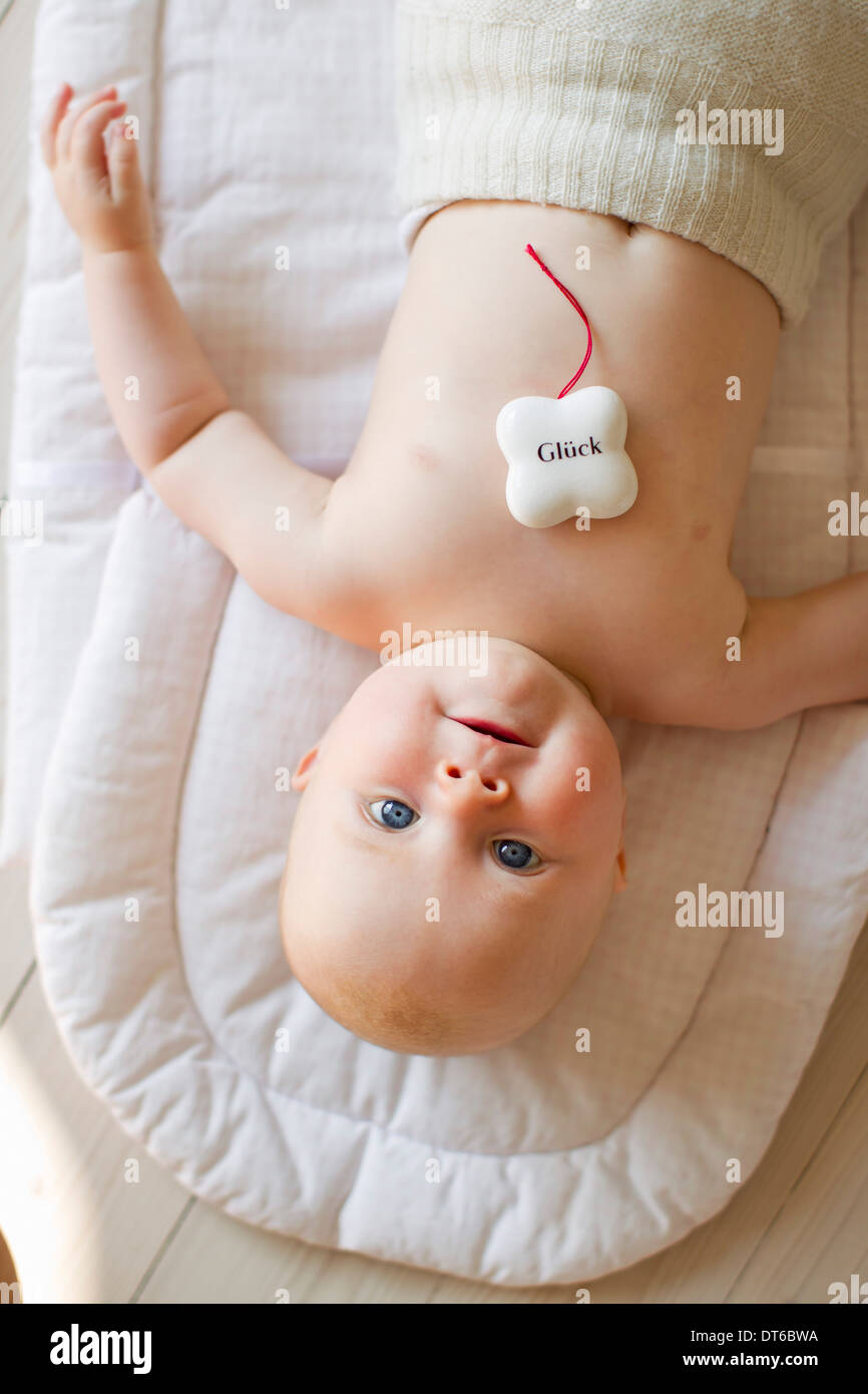Babymädchen mit Glücksbringer Stockfoto