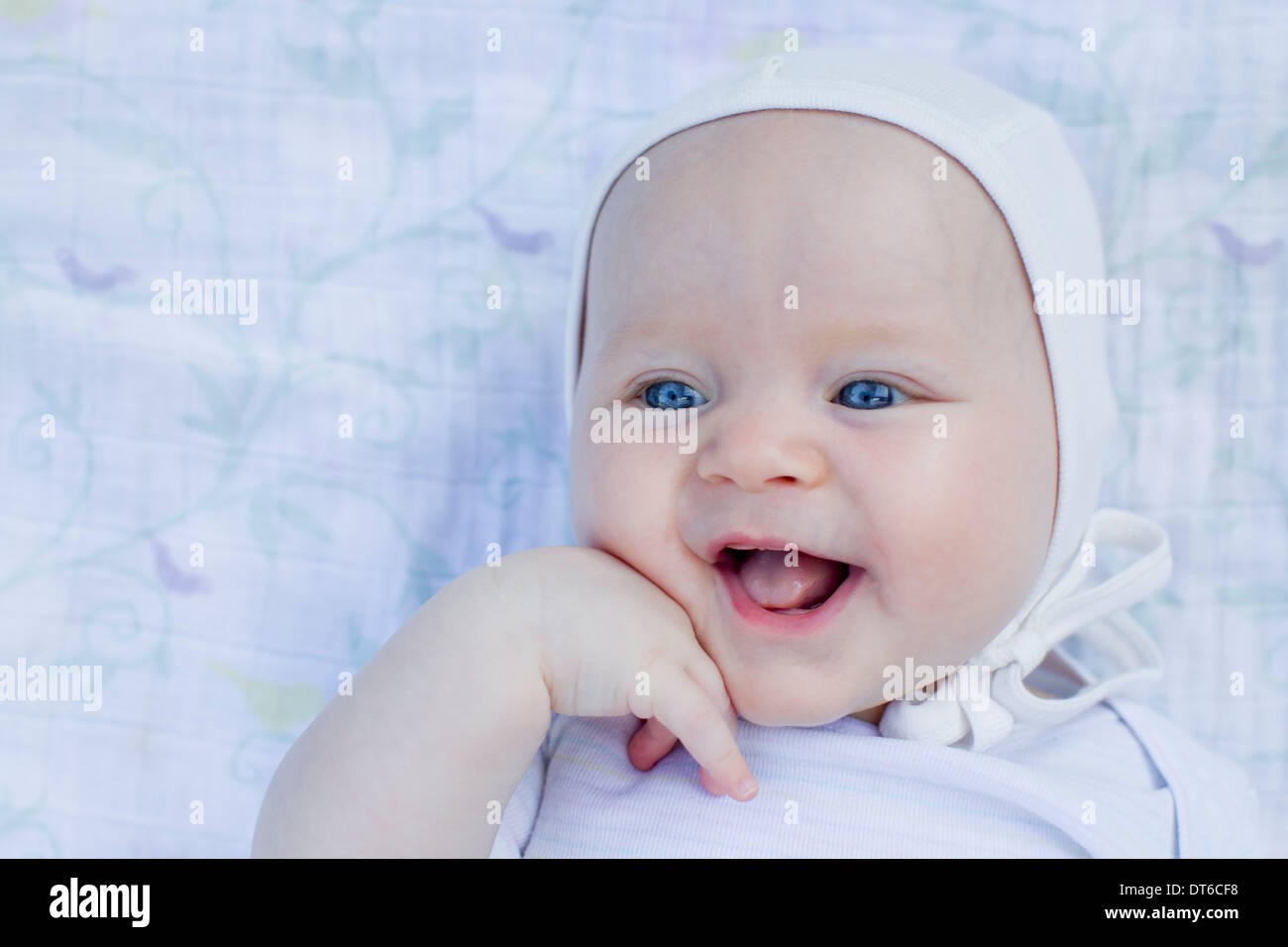 Porträt von Babymädchen lächelnd Stockfoto