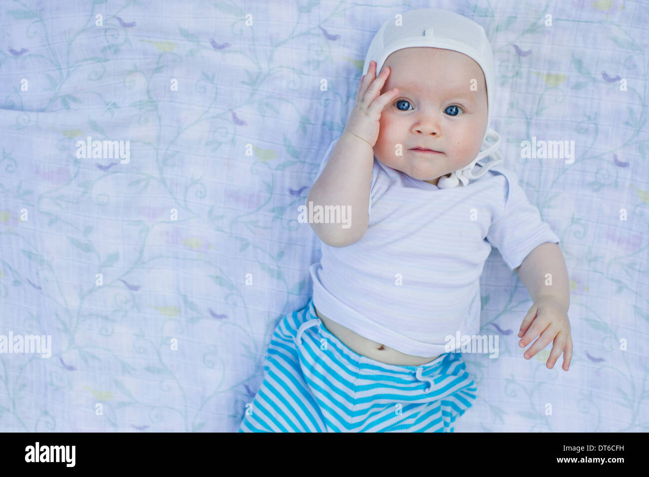 Porträt von Babymädchen Gesicht berühren Stockfoto