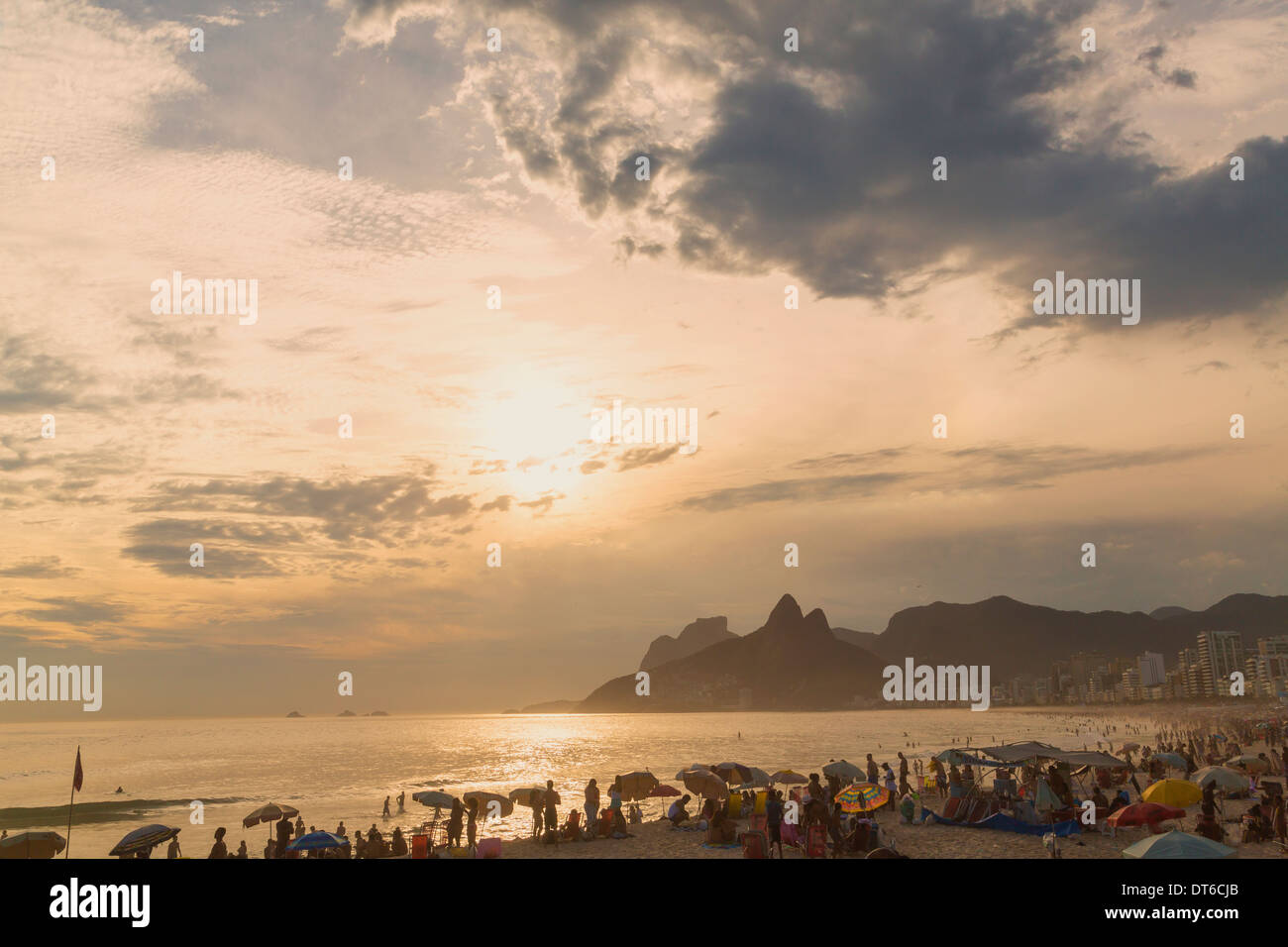 Urlauber am Strand von Ipenema, Rio De Janeiro, Brasilien Stockfoto