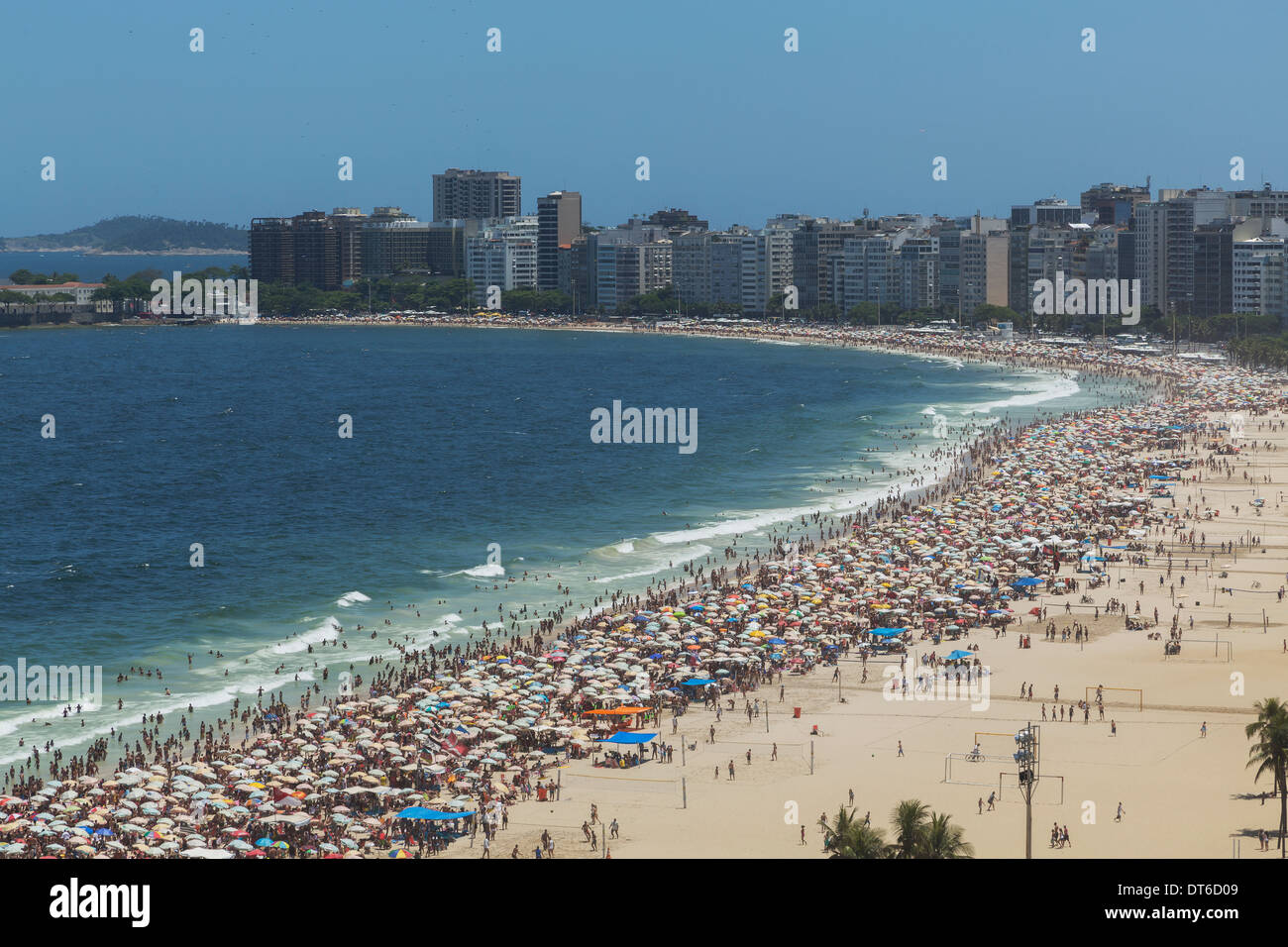Massen von Urlauber am Strand von Ipanema, Rio De Janeiro, Brasilien Stockfoto