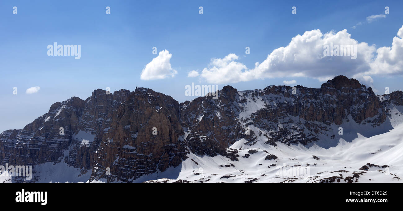 Panorama der schneebedeckten Berge im Frühling. Türkei, zentralen Taurusgebirge, Aladağlar (Anti-Taurus), plateau Edigel (Yedi Goller) Stockfoto