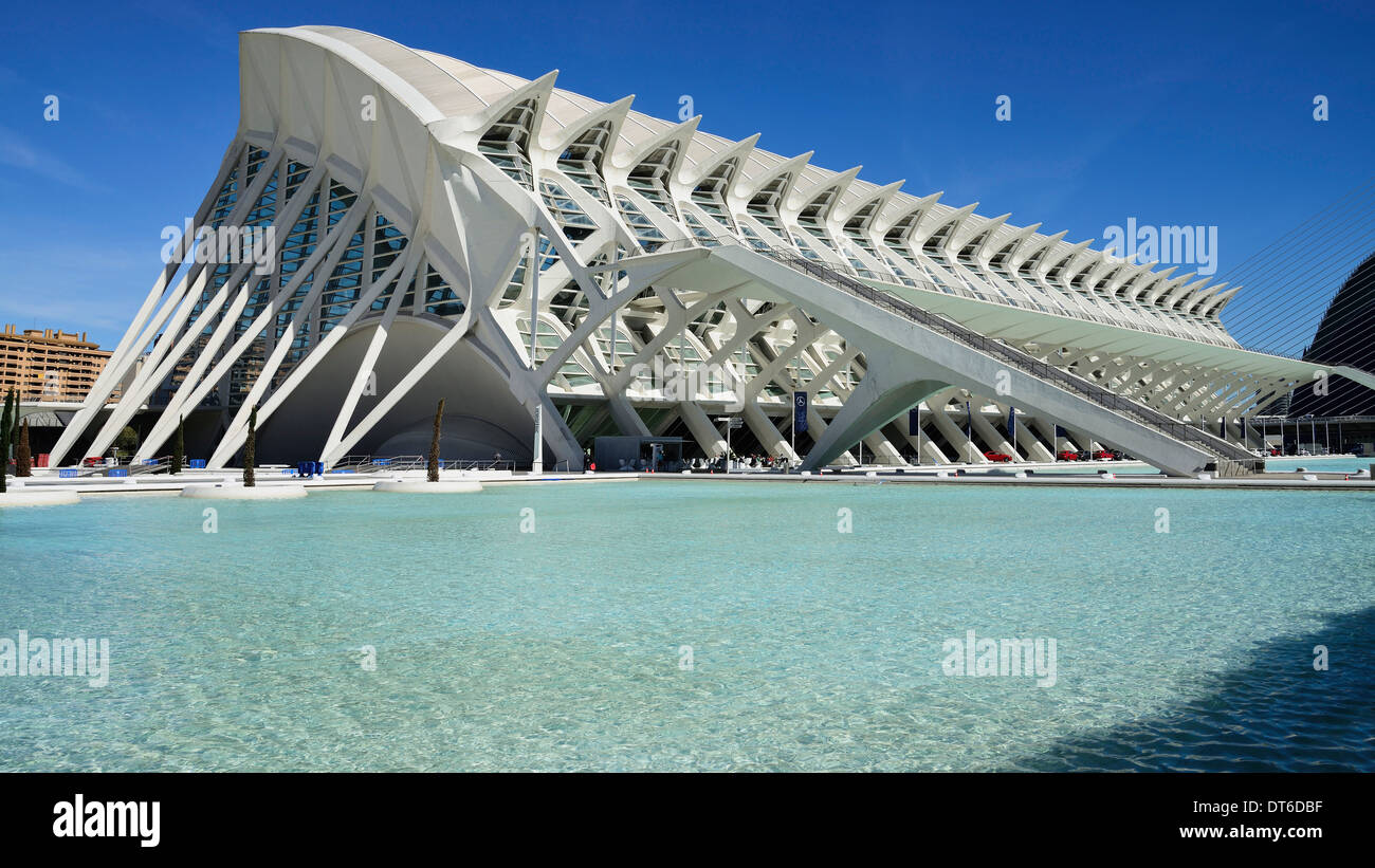 Spanien, Valencia, La Ciudad de las Artes y las Ciencias, Stadt der Künste und Wissenschaften Principe Felipe Wissenschaftsmuseum und Wasser Pool. Stockfoto