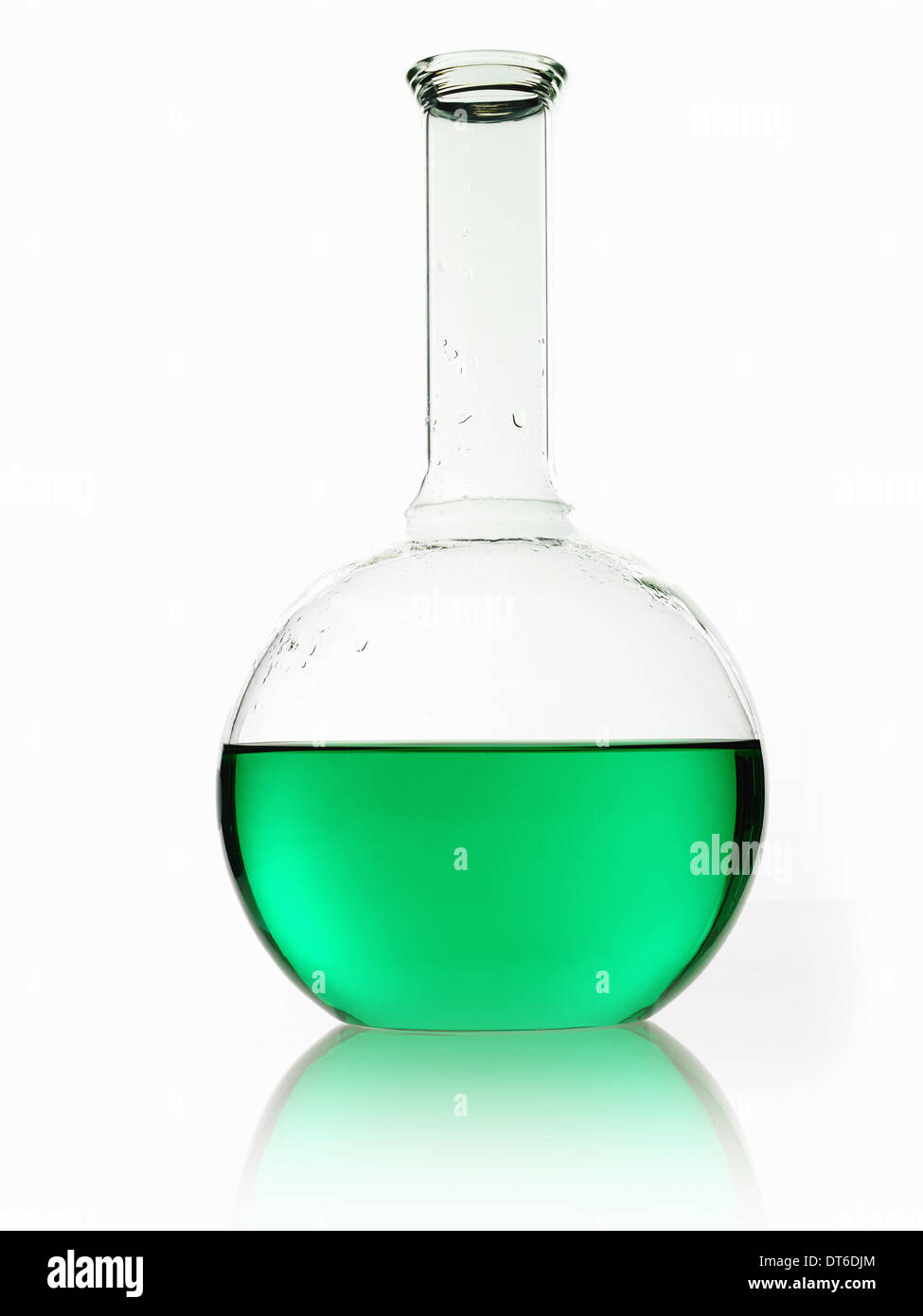 Eine abgerundete wissenschaftliche chemische Glaskolben mit einem langen Trichter Hals, grünen Flüssigkeit halten. Stockfoto