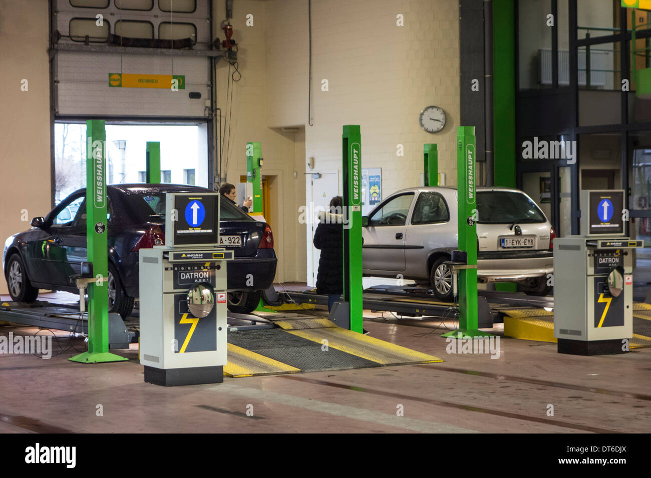 Inspektion des Autos in MOT Testzentrum für eine jährliche Kfz-Inspektion Stockfoto