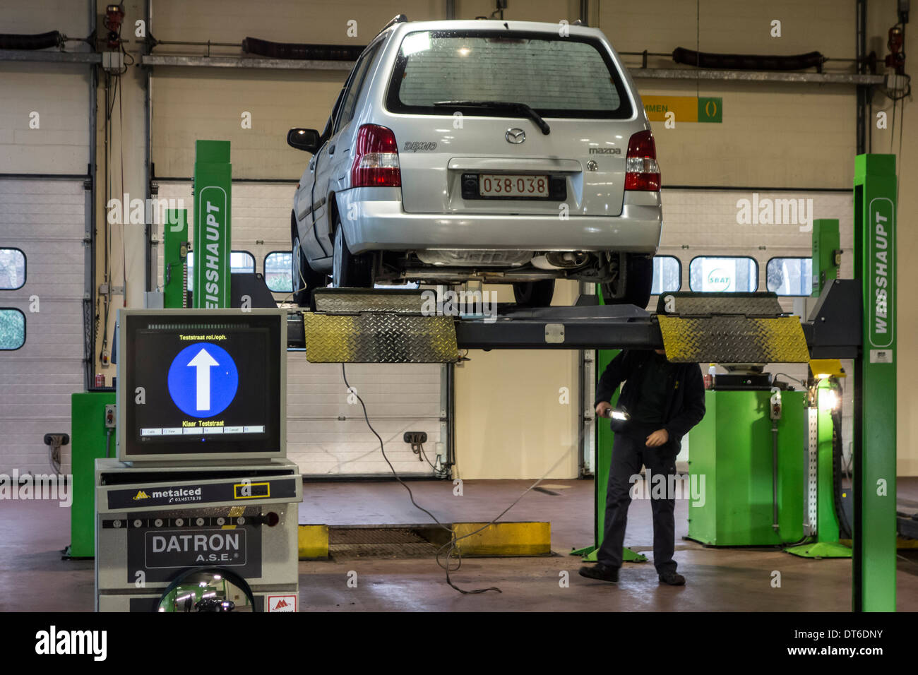 Inspektor prüft Auto auf Rampe in MOT Testzentrum für eine jährliche Kfz-Inspektion Stockfoto