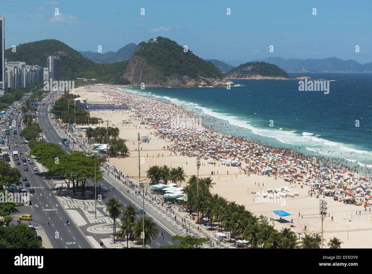 Massen von Urlauber am Strand der Copacabana, Rio De Janeiro, Brasilien Stockfoto