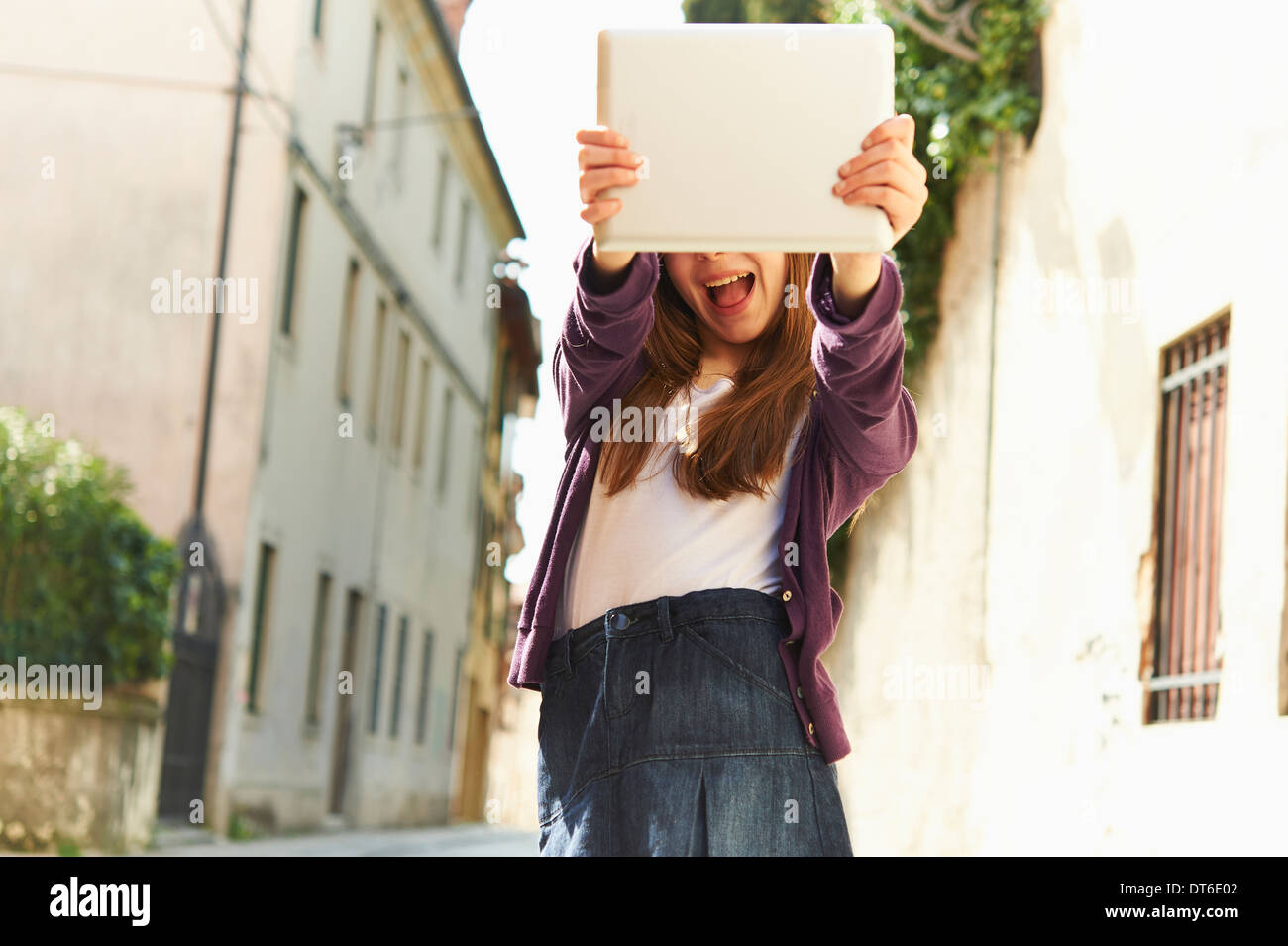 Mädchen fotografieren mit digitalen Tablet auf Straße, Provinz Venedig, Italien Stockfoto