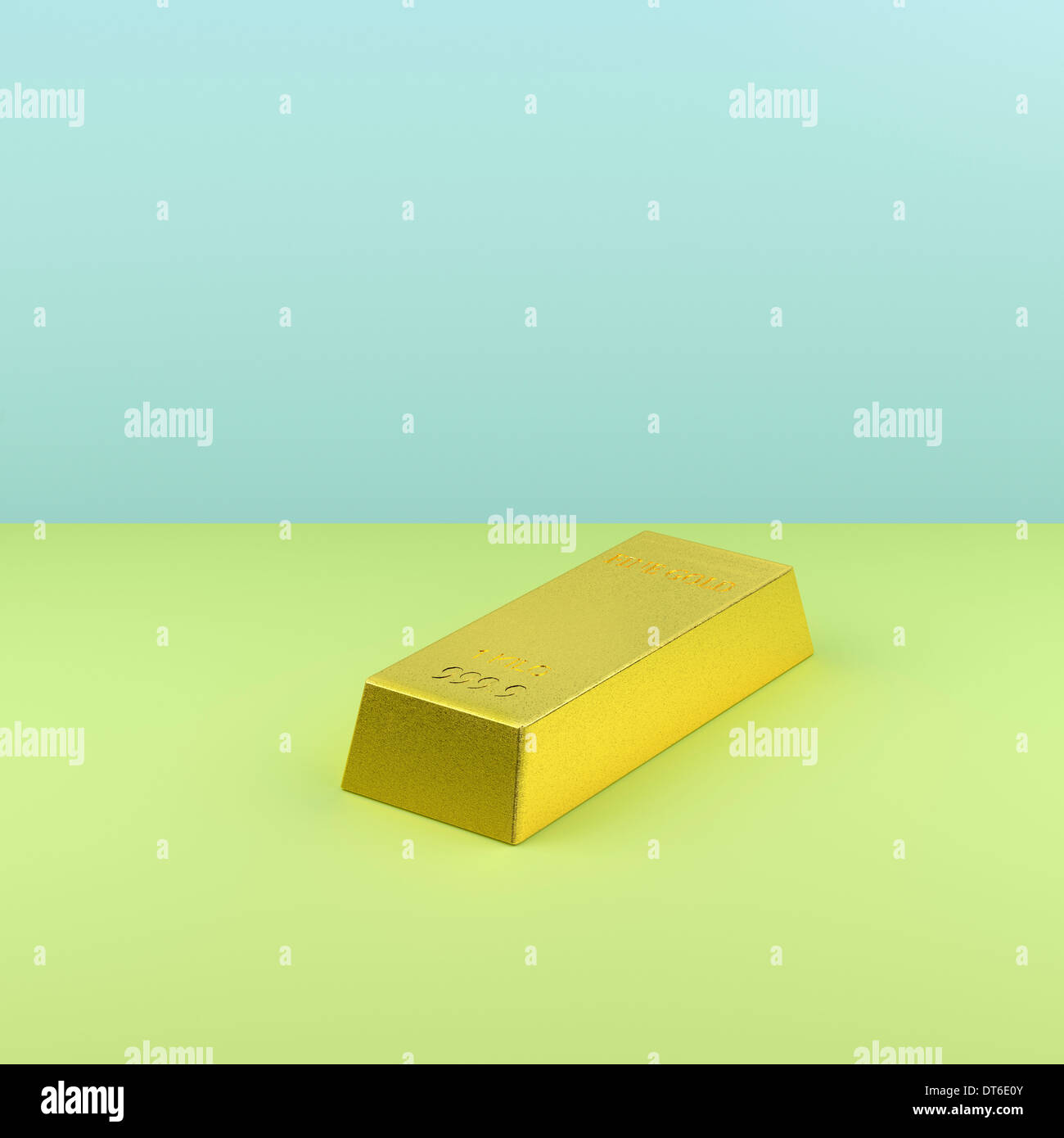 Stillleben mit Goldbarren auf grün und blau Hintergrund Stockfoto