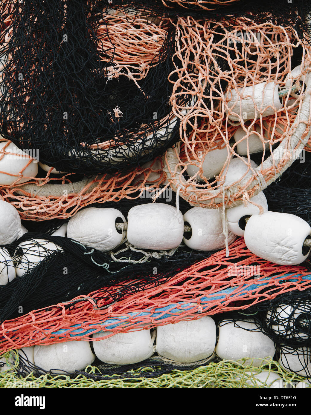 Haufen von kommerziellen Fischernetze mit weißen Schwimmern, am Kai am Fishermans Terminal, Seattle. Stockfoto