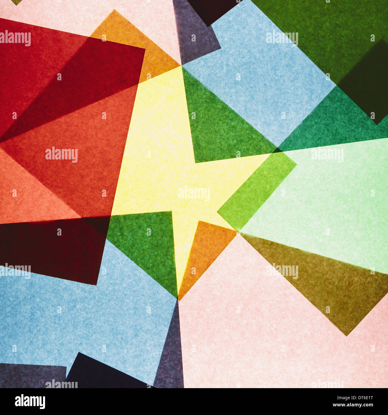 Mehrfarbige Stücke von Recyclingpapier Bau. Formen, Dreiecke und unterschiedlichen Farben, über eine Lichtquelle. Stockfoto