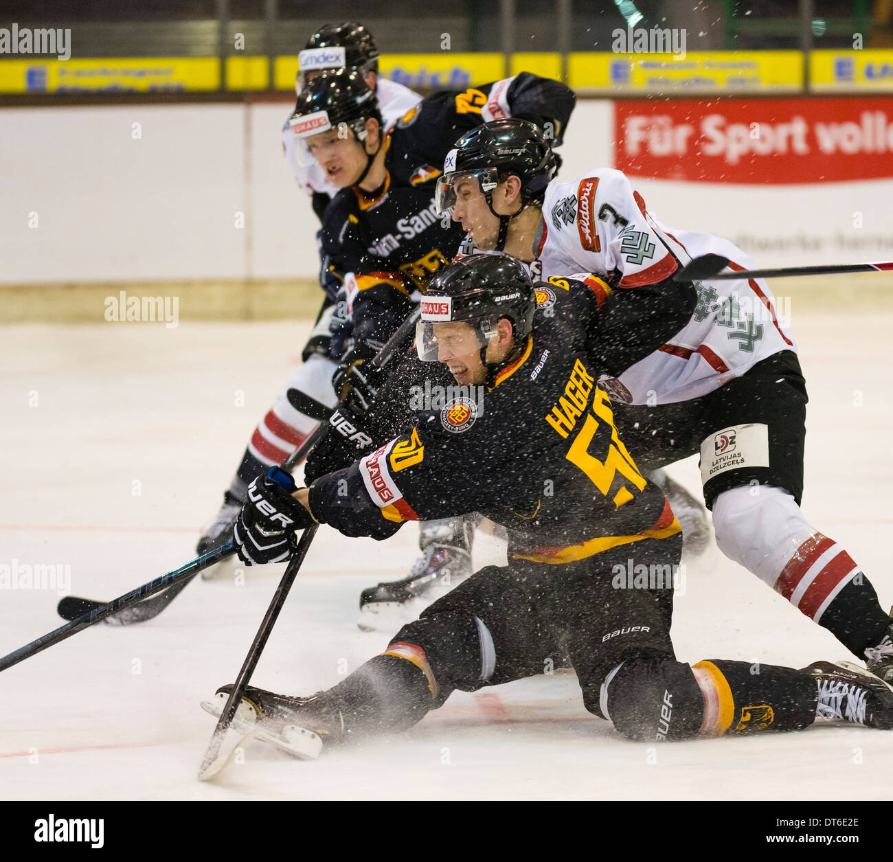 Deutsche internationale Eishockeyspieler Patrick Hager, vorne, spielt für die deutsche Nationalmannschaft gegen Lettland. Stockfoto