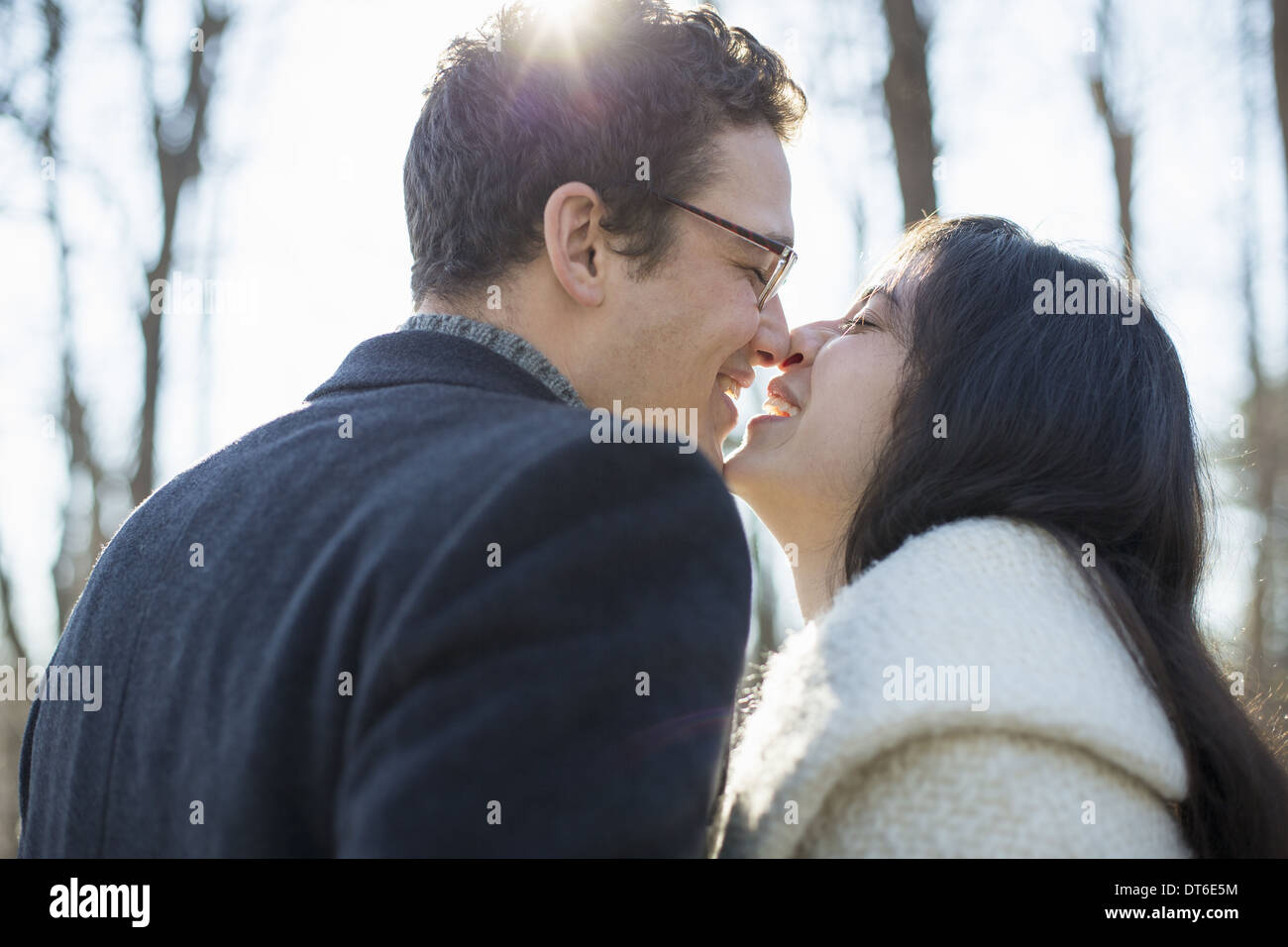 Zwei Personen, ein paar, Mann und Frau im Wald an einem Wintertag. Küssen. Stockfoto