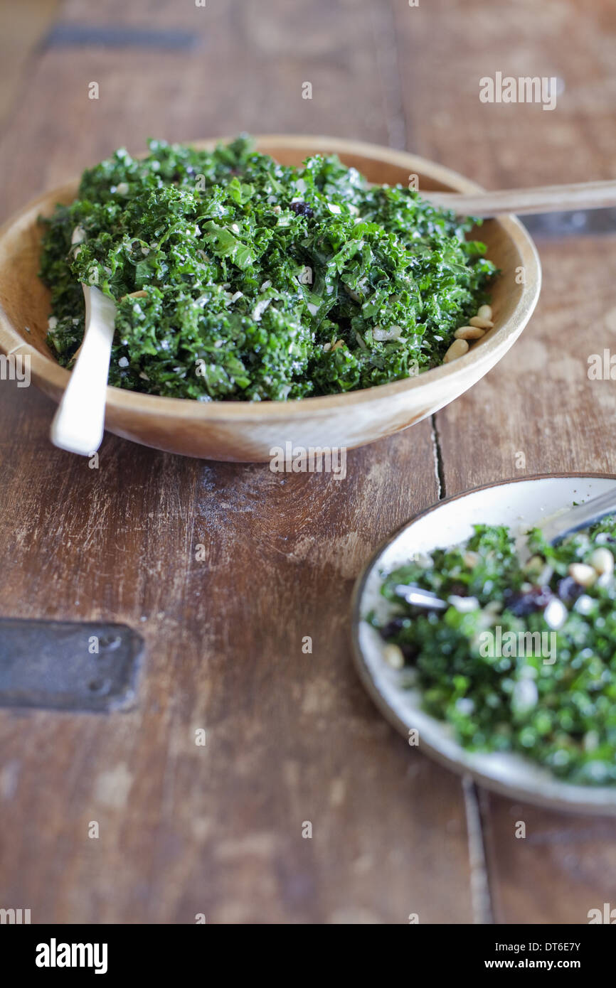 Eine Küche aus Holz-Tischplatte. Zwei Platten aus frischem grünen Salat Gemüse. Bio frische Lebensmittel. Stockfoto