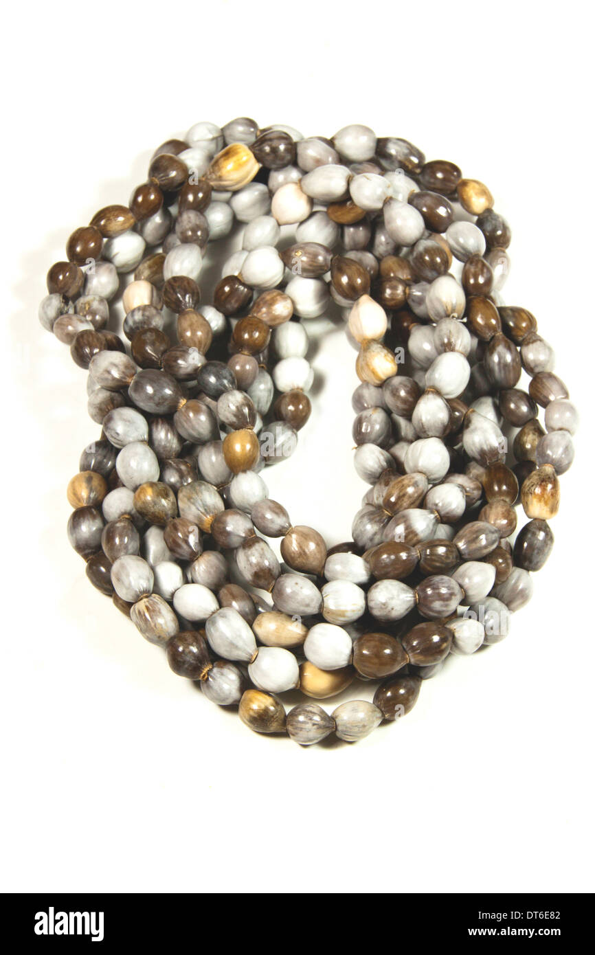 isolierte Sammlung von ethnischen Hand gemacht Zulu Halsketten Perlen Stockfoto