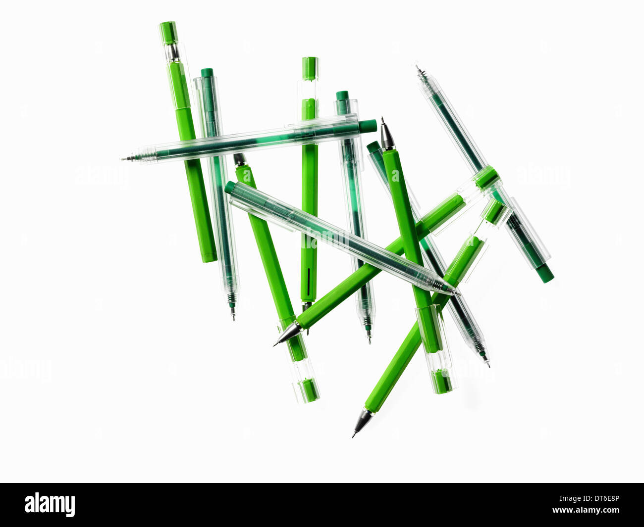 Grüne Büromöbel und Bürobedarf. Eine Gruppe von Stiften, Farben blau und grün. Stockfoto
