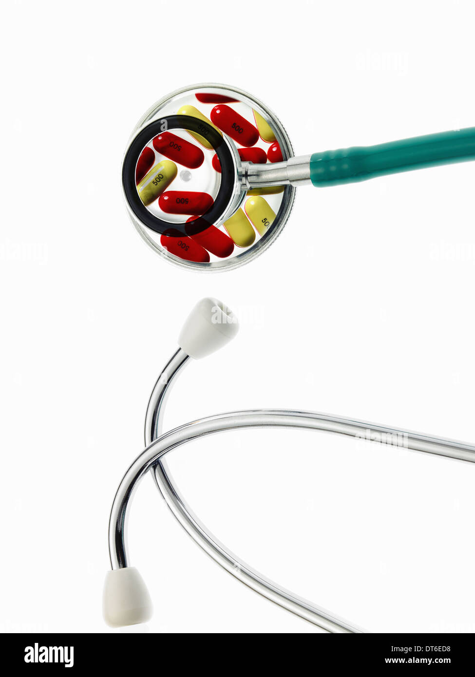 Die beiden Teile von einem Arzt Stethoskop alternativen Medizin und Wohlbefinden Pillen Stockfoto