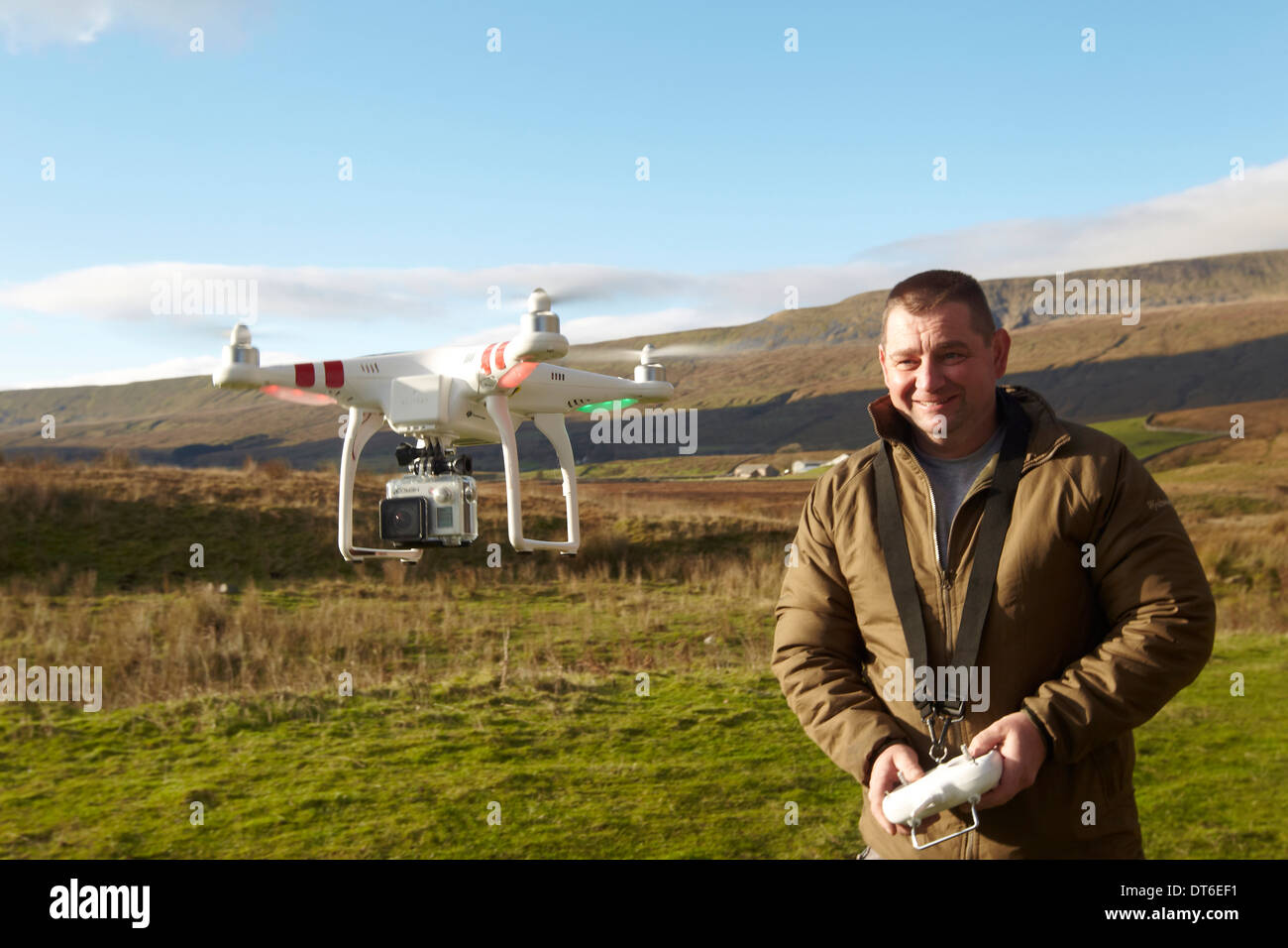 Man fliegt einen Quad Copter mit einem Video an Bord North Yorkshire UK Stockfoto