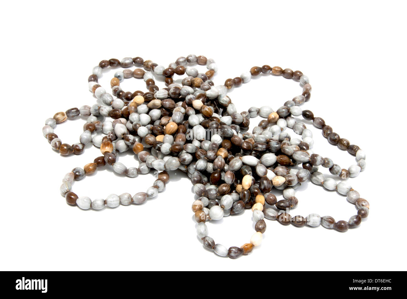 isolierte Sammlung von ethnischen Hand gemacht Zulu Halsketten Perlen Stockfoto