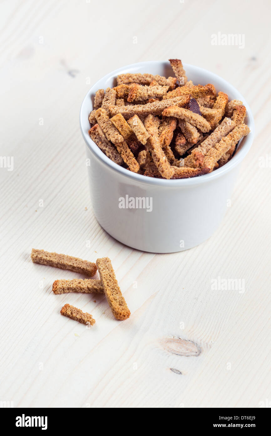 Rye Cracker in eine weiße Keramikschale Stockfoto