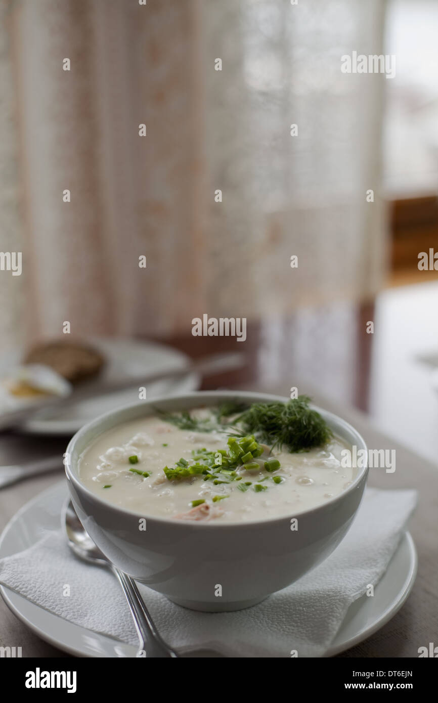 Eine Tischdekoration. Eine weiße China Schüssel Suppe, garniert. Eine Serviette. Hochzeit Tischdekoration. Stockfoto