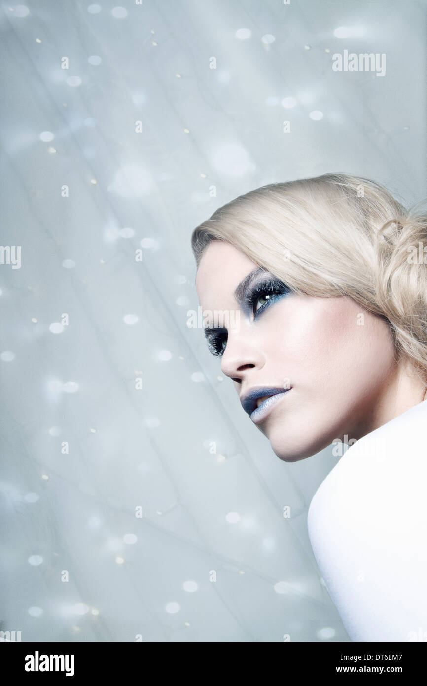 Frau vor glitzernden Hintergrund Stockfoto