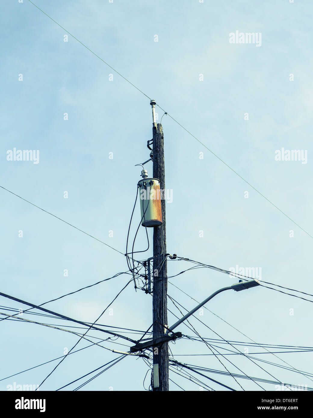 Telefonmast und Stromleitungen, Seattle Stockfoto