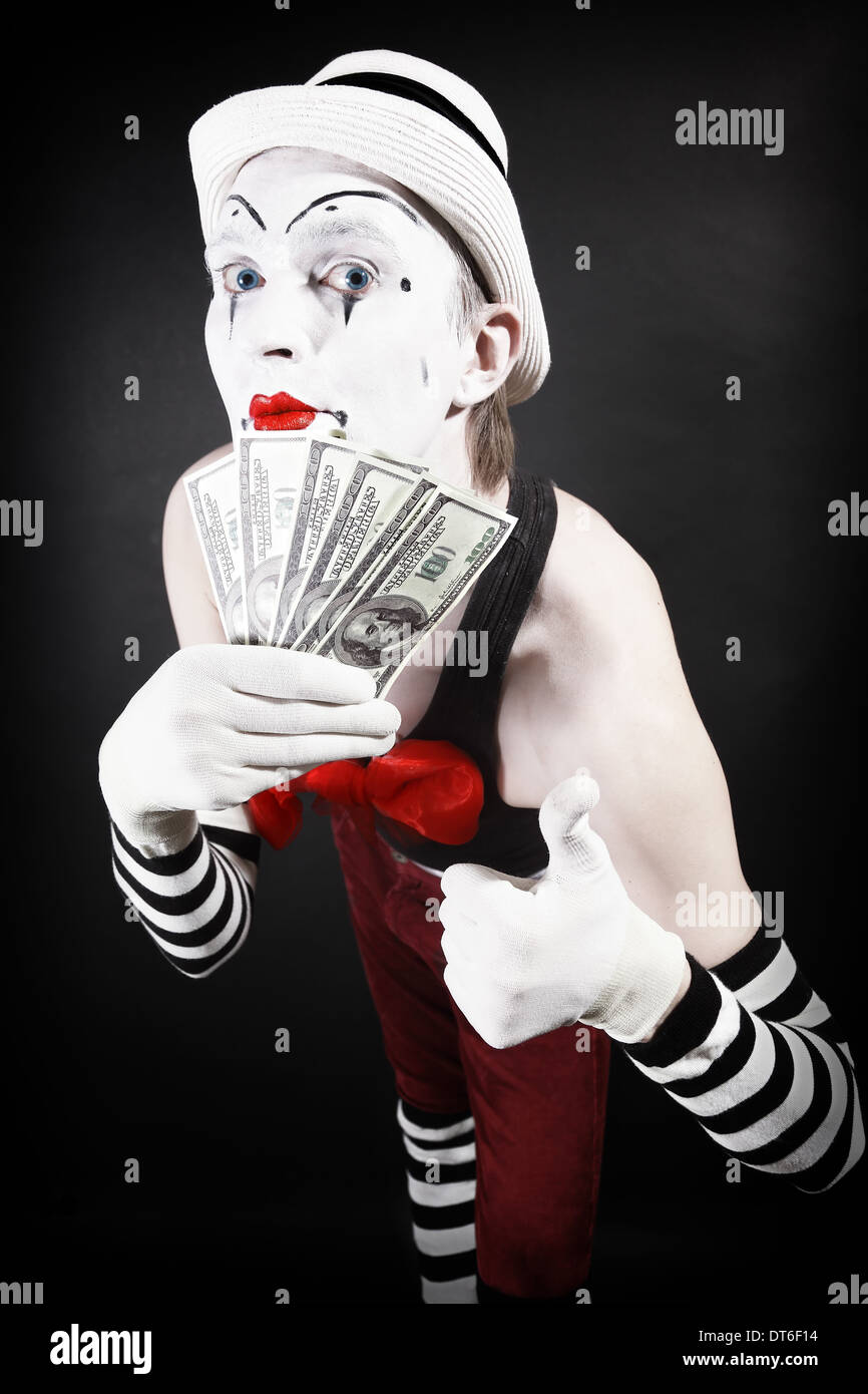 Theater Mime mit US-Dollar in ihre Hände auf einem schwarzen Hintergrund Stockfoto
