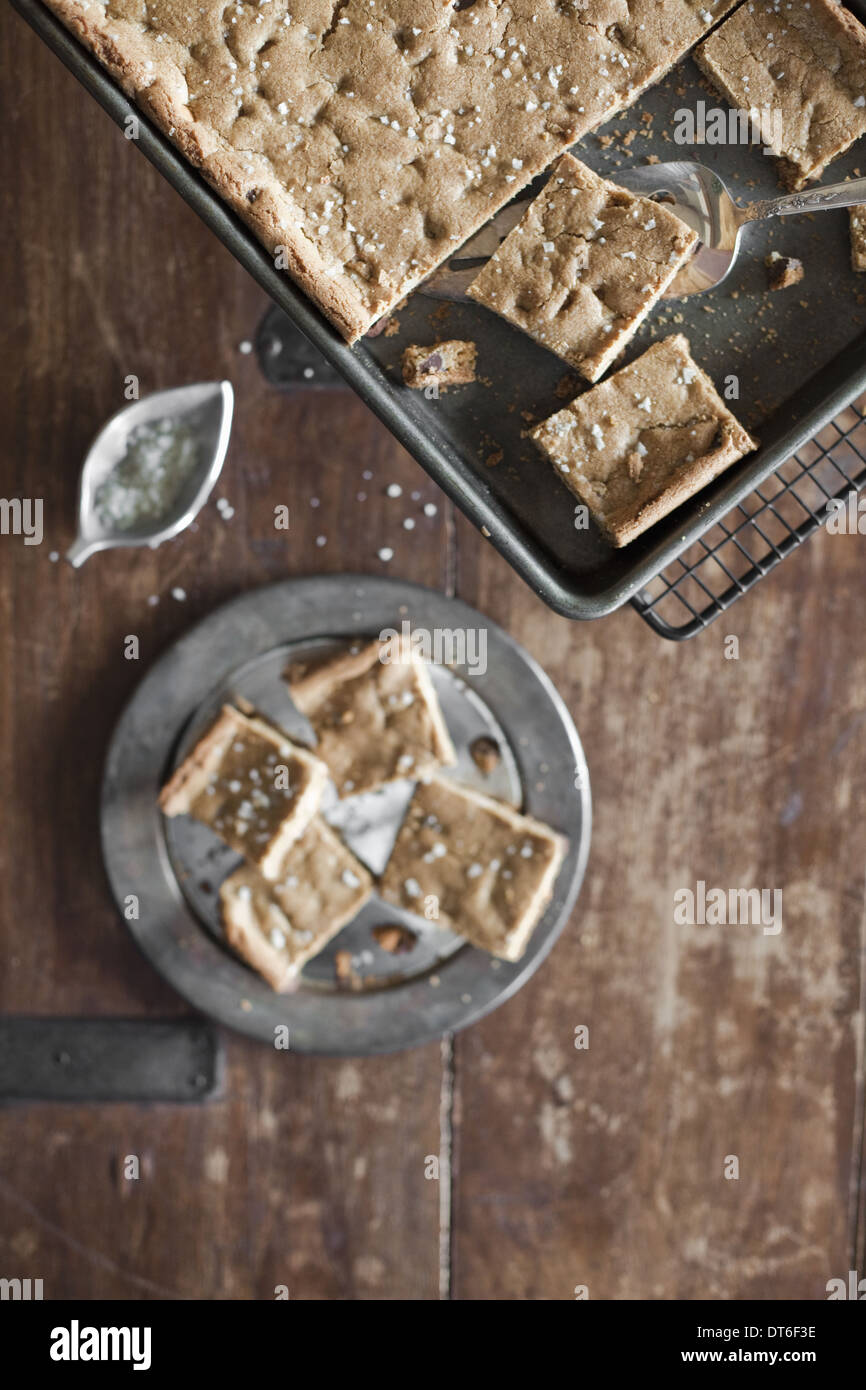 Draufsicht. Ein Fach-backen, Kuchen oder Kekse in Quadrate schneiden. Bio-Lebensmittel. Stockfoto