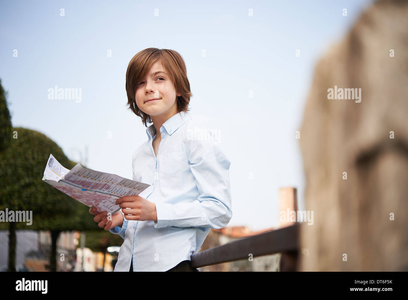 Kleiner Junge Blick auf Karte im Park, Provinz Venedig, Italien Stockfoto