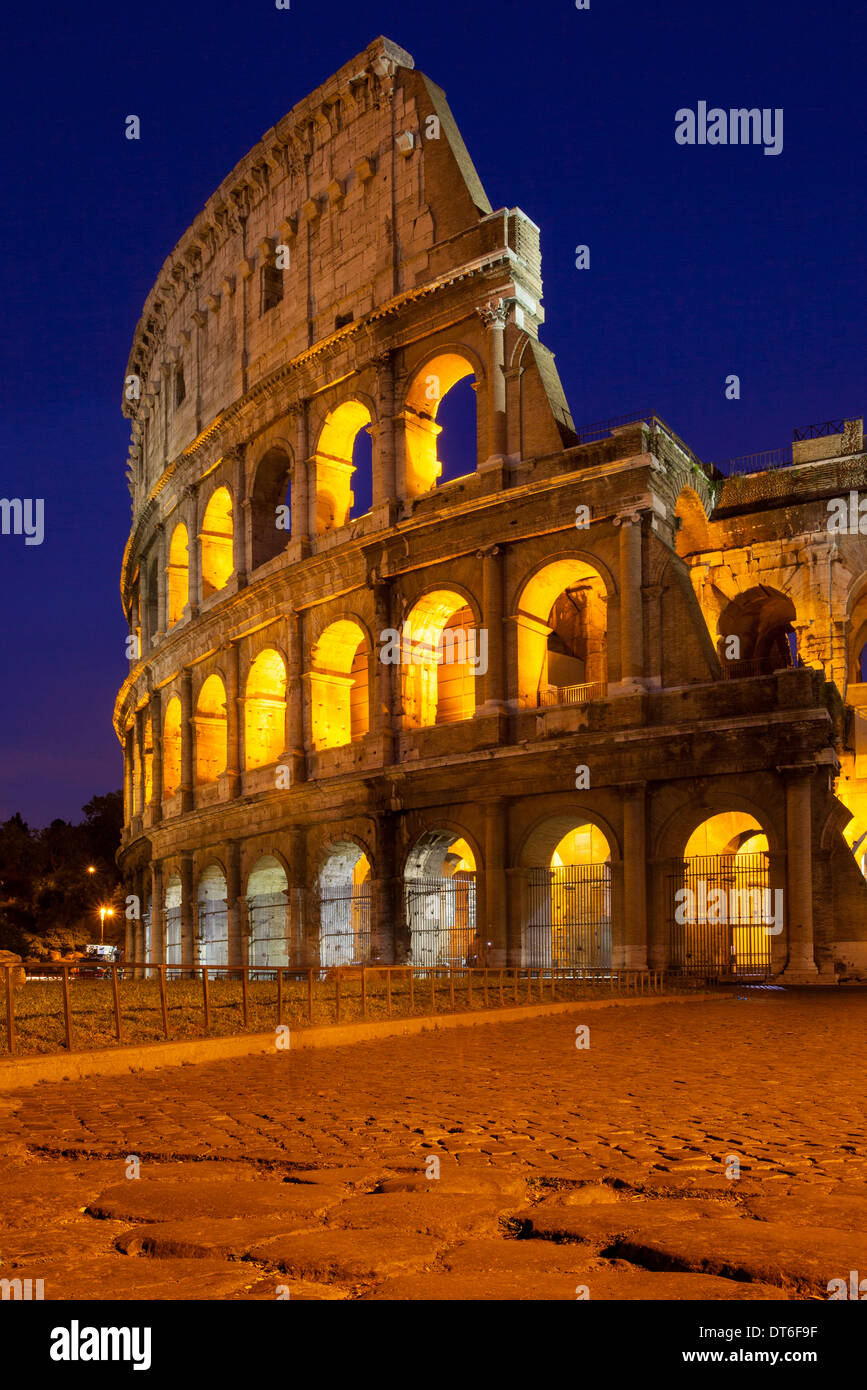 Kopfsteinpflaster führen zu Roman Coliseum, Rome, Lazio, Italien Stockfoto