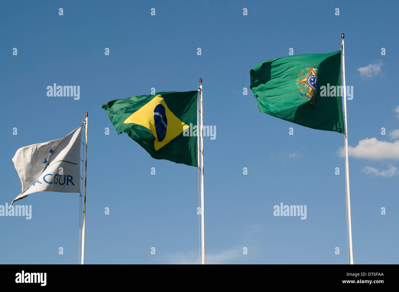 Die Flaggen werden täglich um 18 Uhr von der Präsidentengarde im Präsidentenpalast (Residenz) in Brasilia, Brasilien, abgesenkt. Von links nach rechts im Bild: Stockfoto