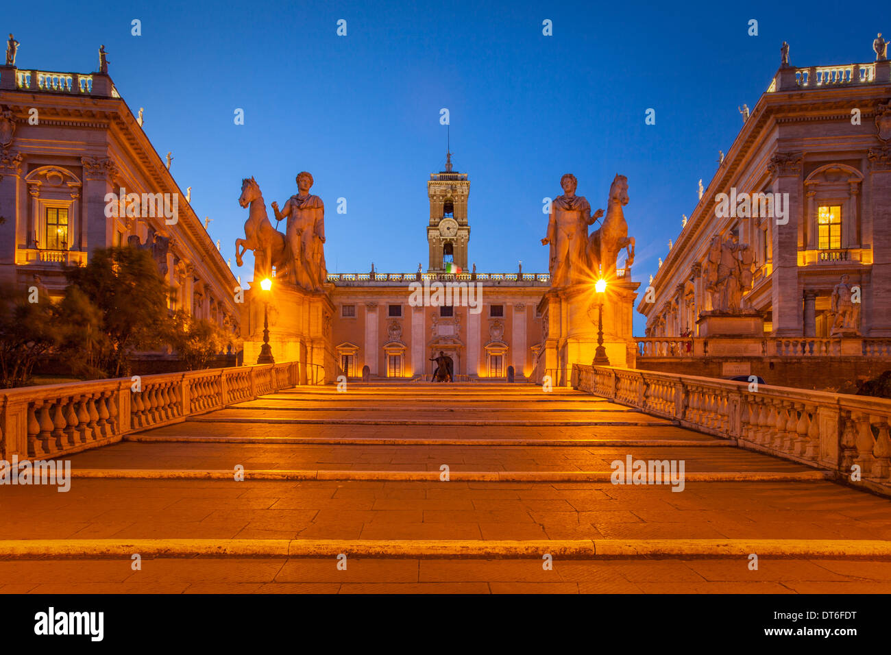 Cordonata-Treppe entworfen von Michelangelo und der Piazza del Campidoglio in der Morgendämmerung, Lazio Rom Italien Stockfoto
