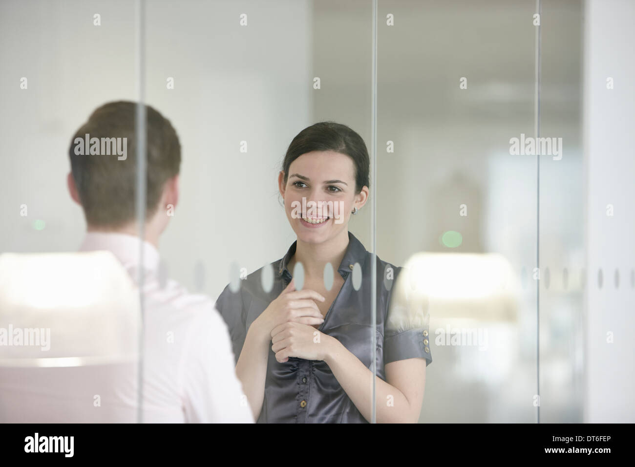 Kollegen in der Diskussion durch Glas Stockfoto
