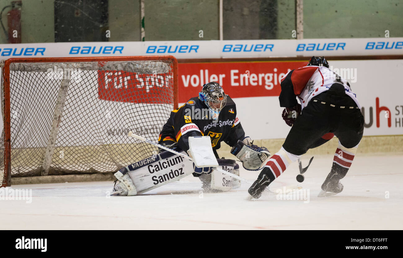 Deutsche Internationale Eishockey-Torwart Timo Pielmeier, links, spielt für die deutsche Nationalmannschaft gegen Lettland. Stockfoto