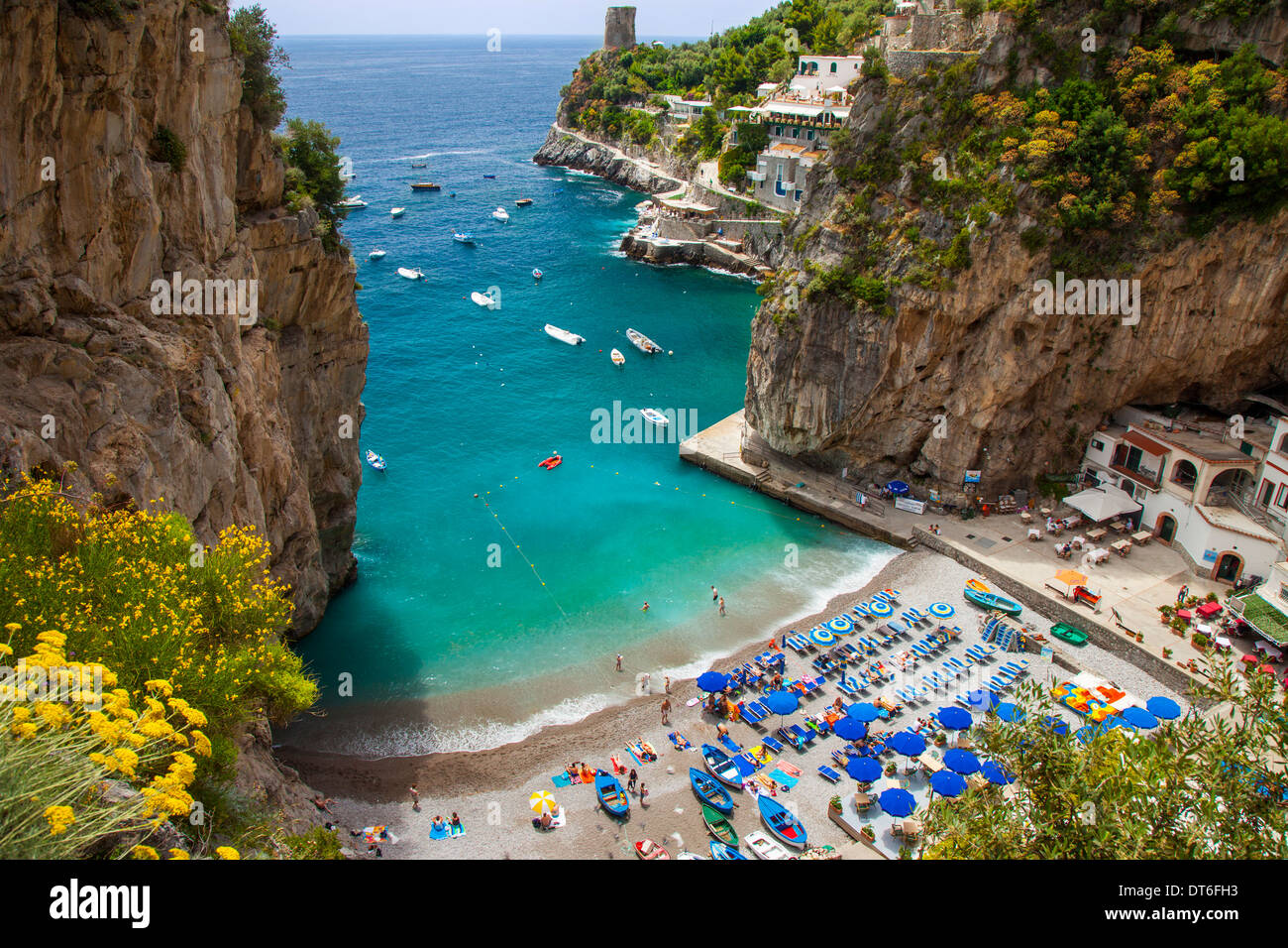 Winziger Strand von Marina di Praiano entlang der felsigen Küste von Amalfi in der Nähe von Praiano, Kampanien Italien Stockfoto