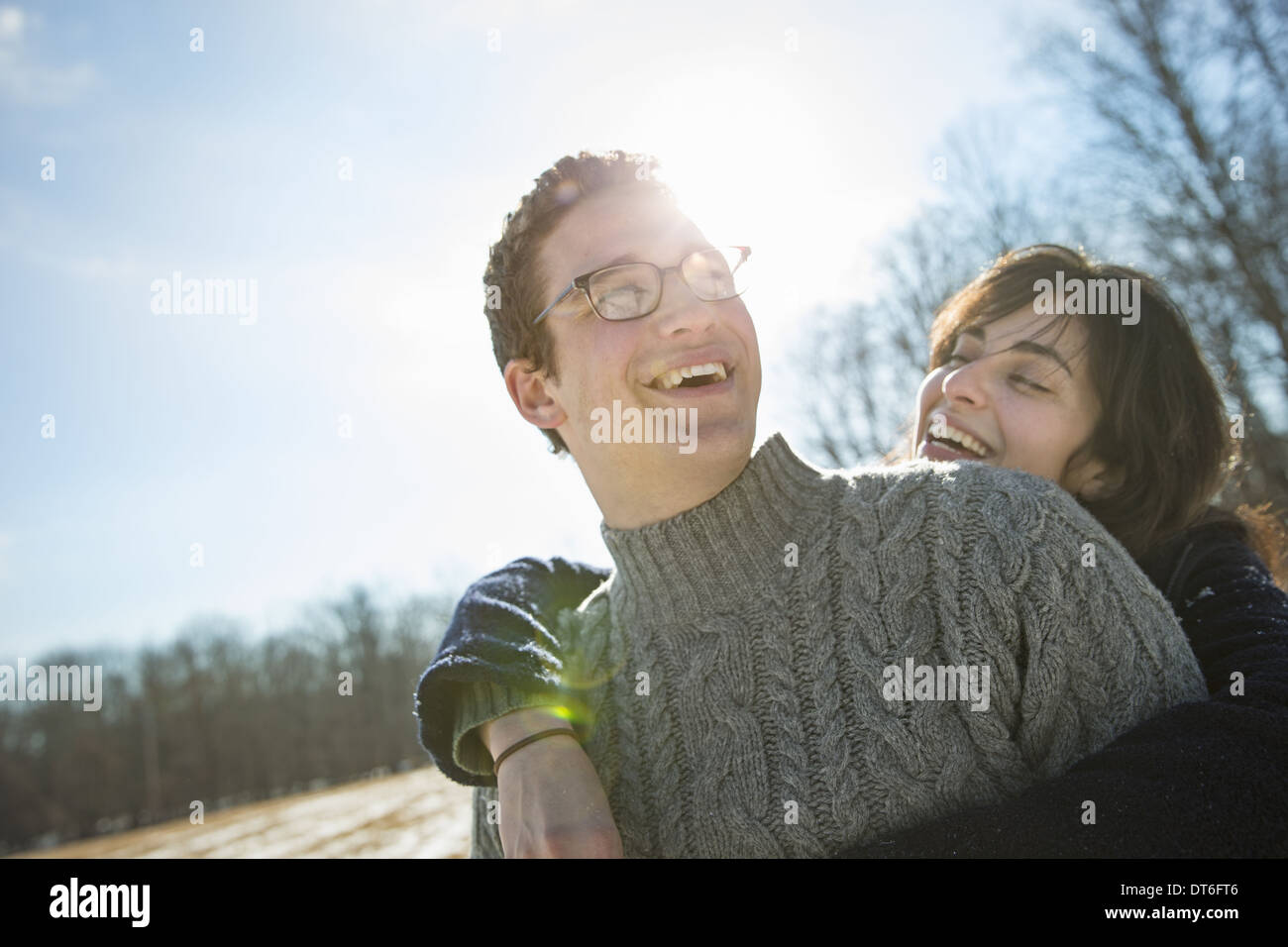 Zwei Menschen, ein Mann und eine Frau einander umarmen und lachen. Ein Spaziergang an einem Wintertag. Stockfoto