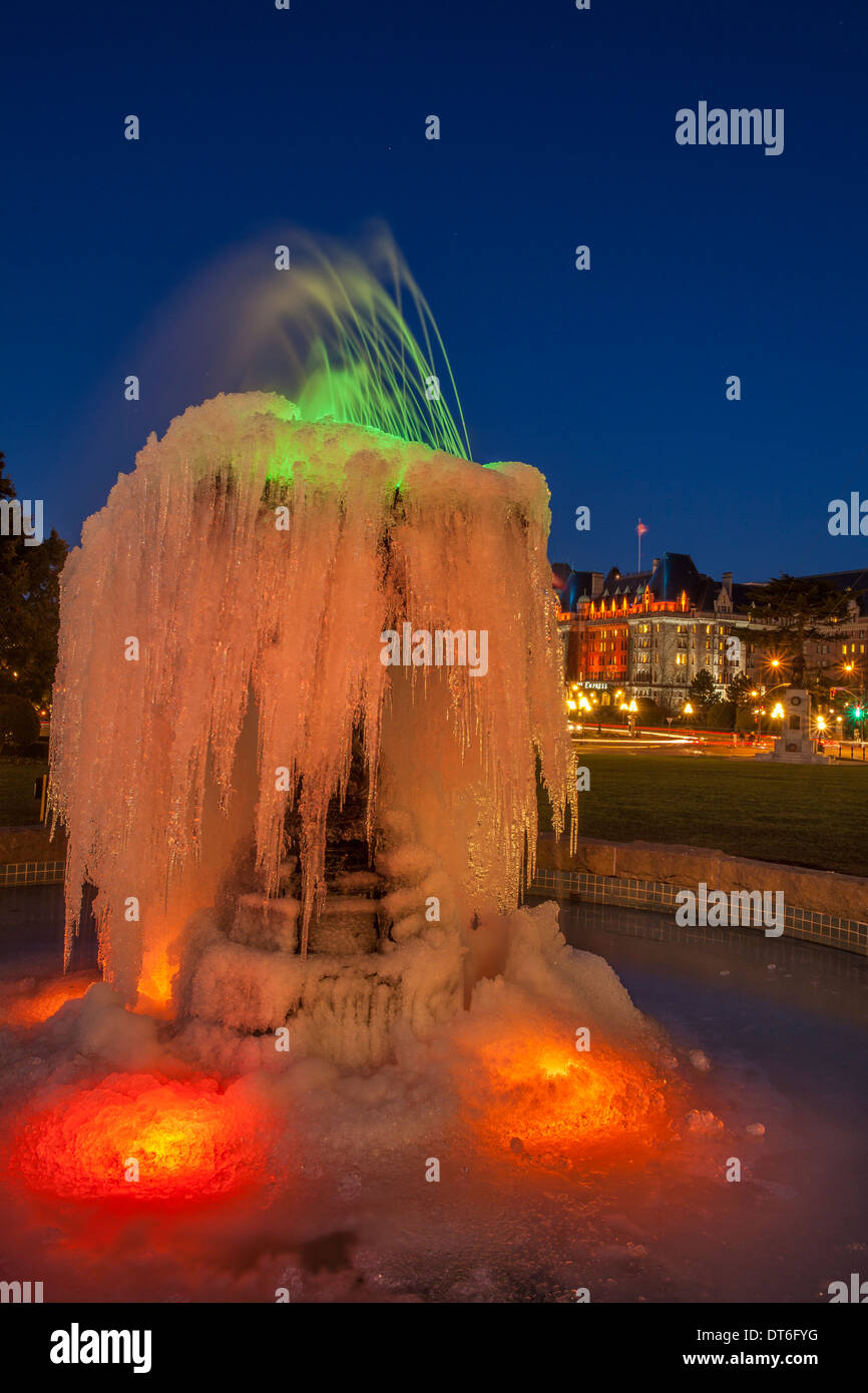 Gefrorene Brunnen und Fairmont Empress Hotel bei Dämmerung-Victoria, British Columbia, Canada. Stockfoto