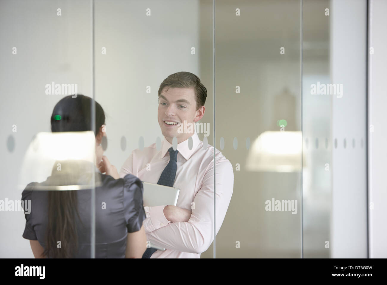 Kollegen in der Diskussion durch Glas Stockfoto