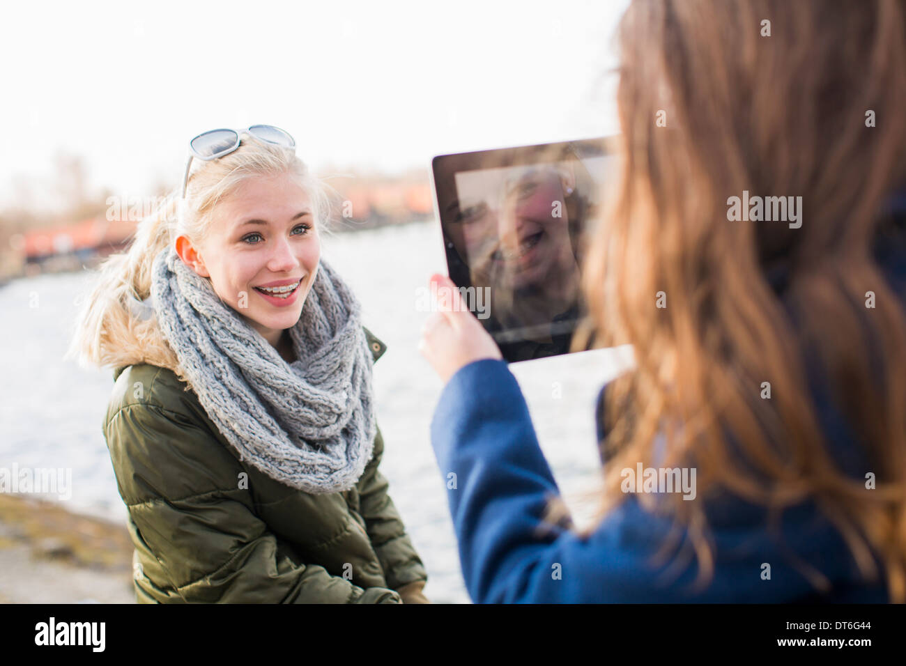 Teenager-Mädchen fotografieren Freund mit digital-Tablette Stockfoto