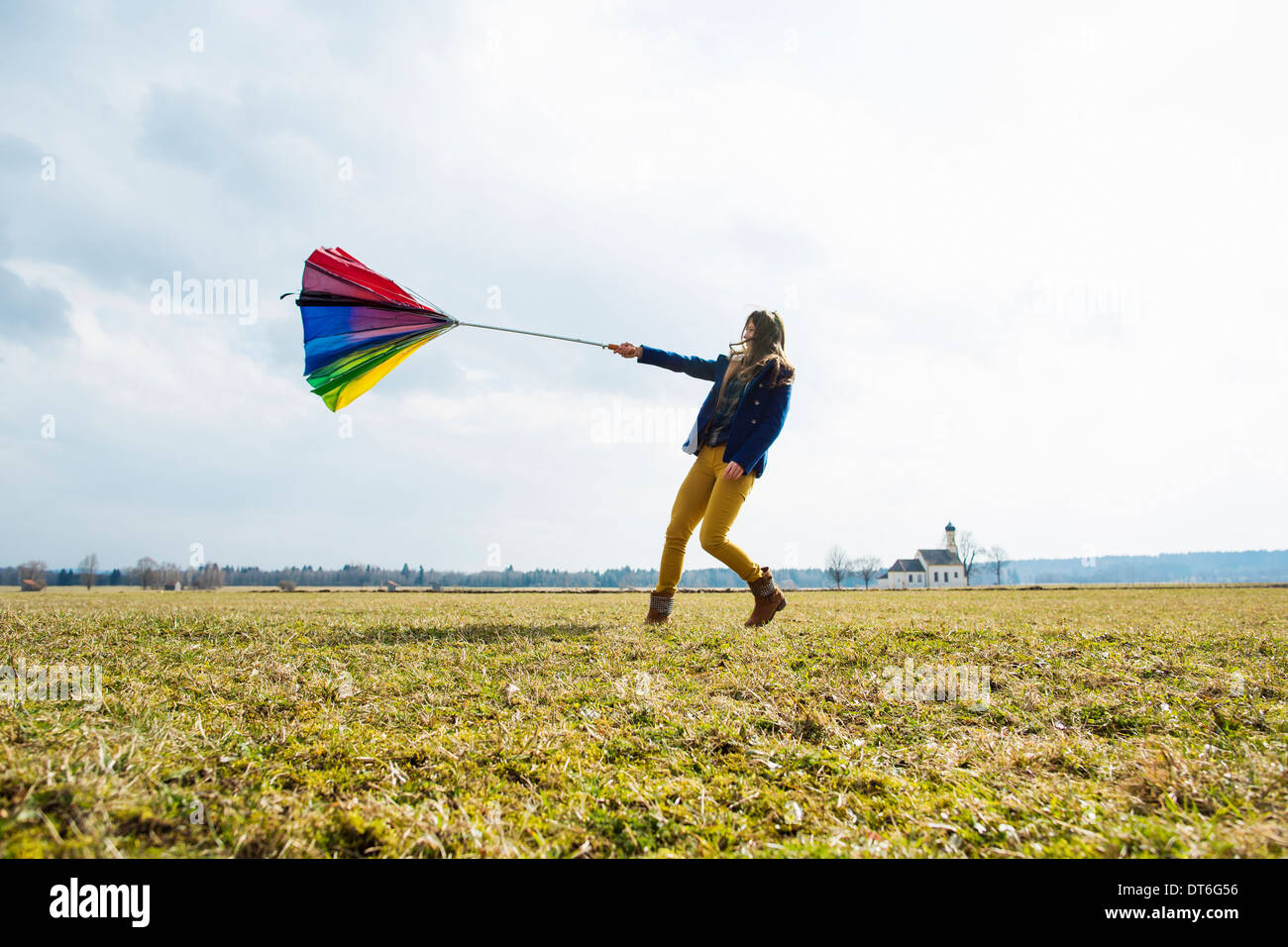 Teenager-Mädchen im Feld mit Regenschirm Stockfoto