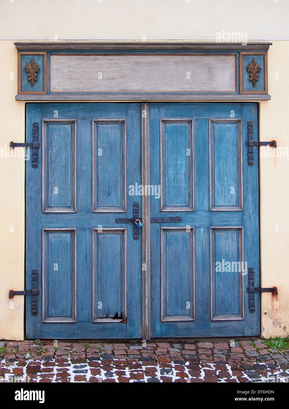 Alte Einfach Auf Eine Hölzerne Tür Schloss Mit Einem Metallstift Rustikale  Riegel Auf Eine Alte Tür Aus Holz Stockfoto und mehr Bilder von Abschließen  - iStock