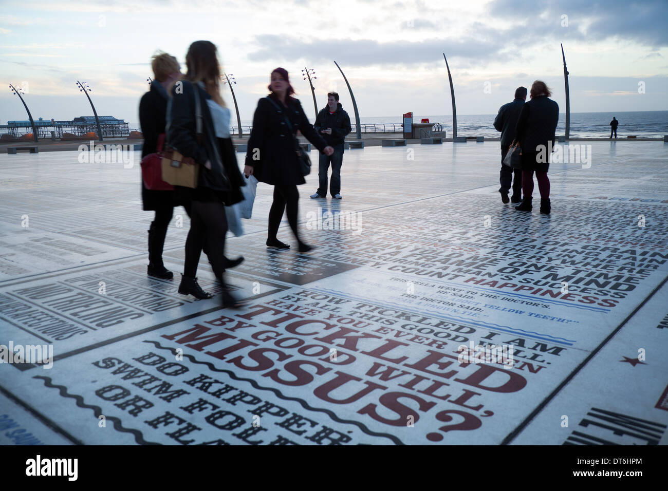 Die Komödie Teppich eine 1.880 m2 Granit und Beton typografische Pflaster feiert Blackpools Tradition der Komödie, Lancashire Stockfoto