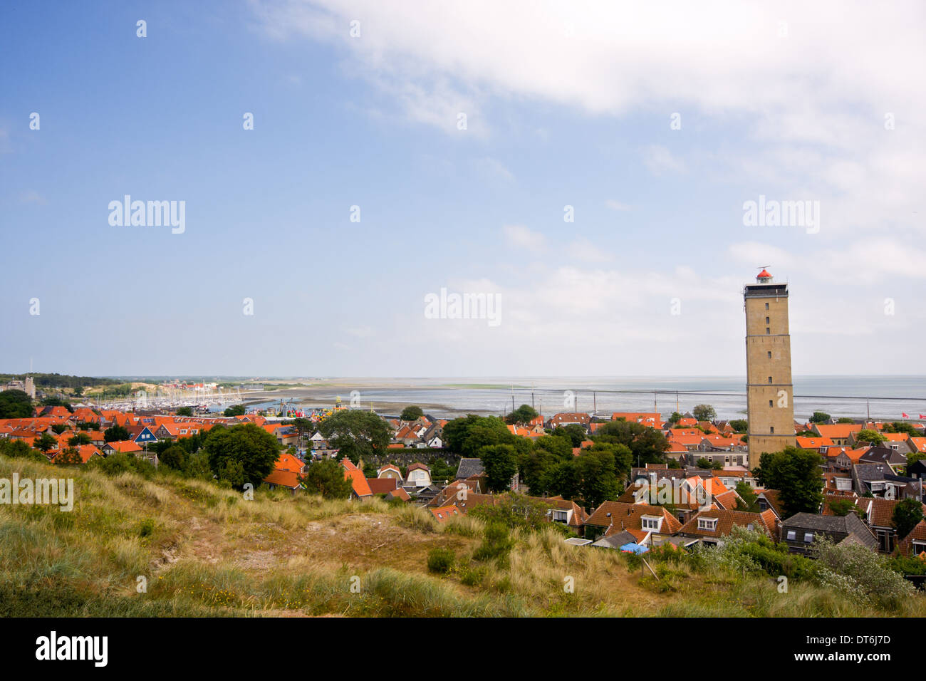 Alter Leuchtturm in einem kleinen Dorf auf der Insel Terschelling in den Niederlanden Stockfoto